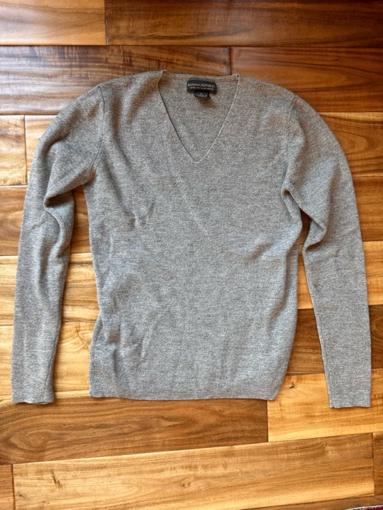 Banana Republic Sweaters - Banana Republic Women's Light Gray V-Neck Italian Wool Merino Sweater